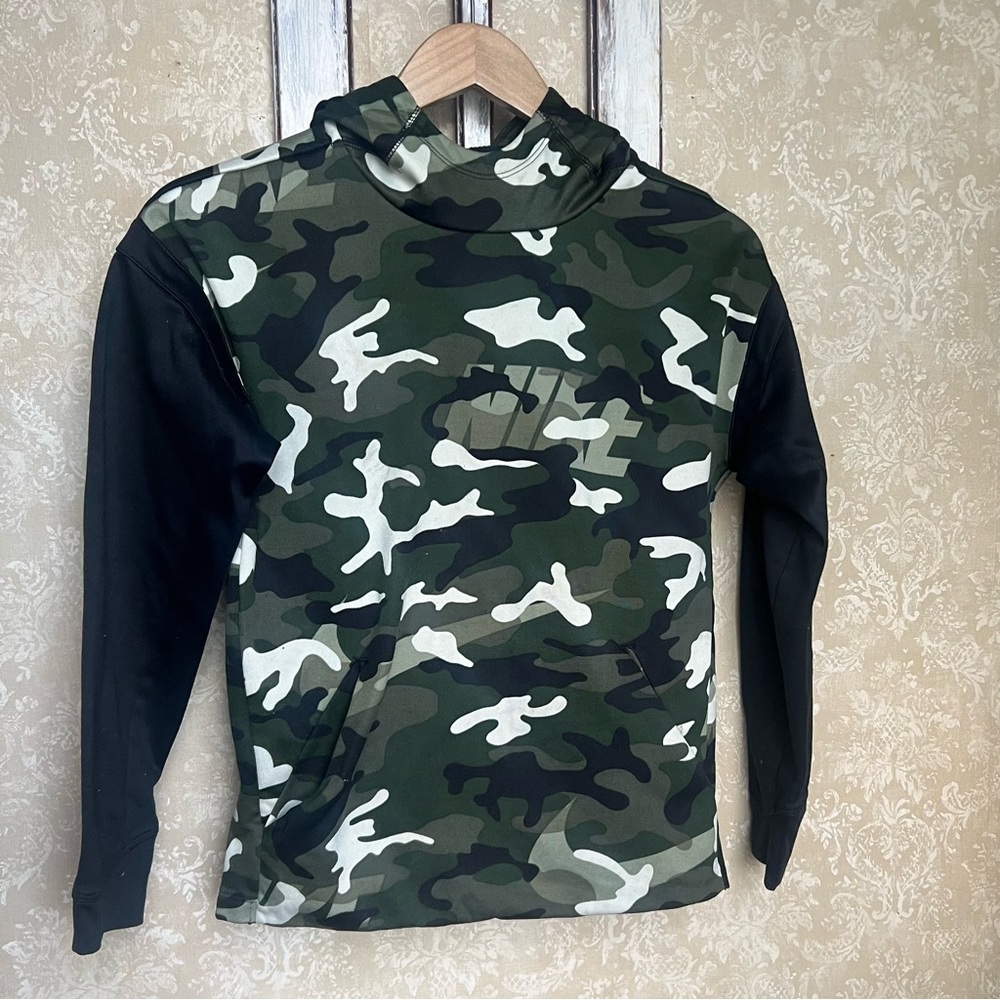 🪀 Nike 🪀 Dri-FIT Green and Black Camouflage Hoodie